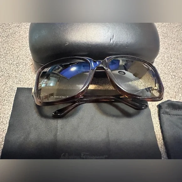 Rare!! SALVATORE FERRAGAMO SF666S 238 FRAMES SUNGLASSES 55-17-125 W/ CASE ETC
